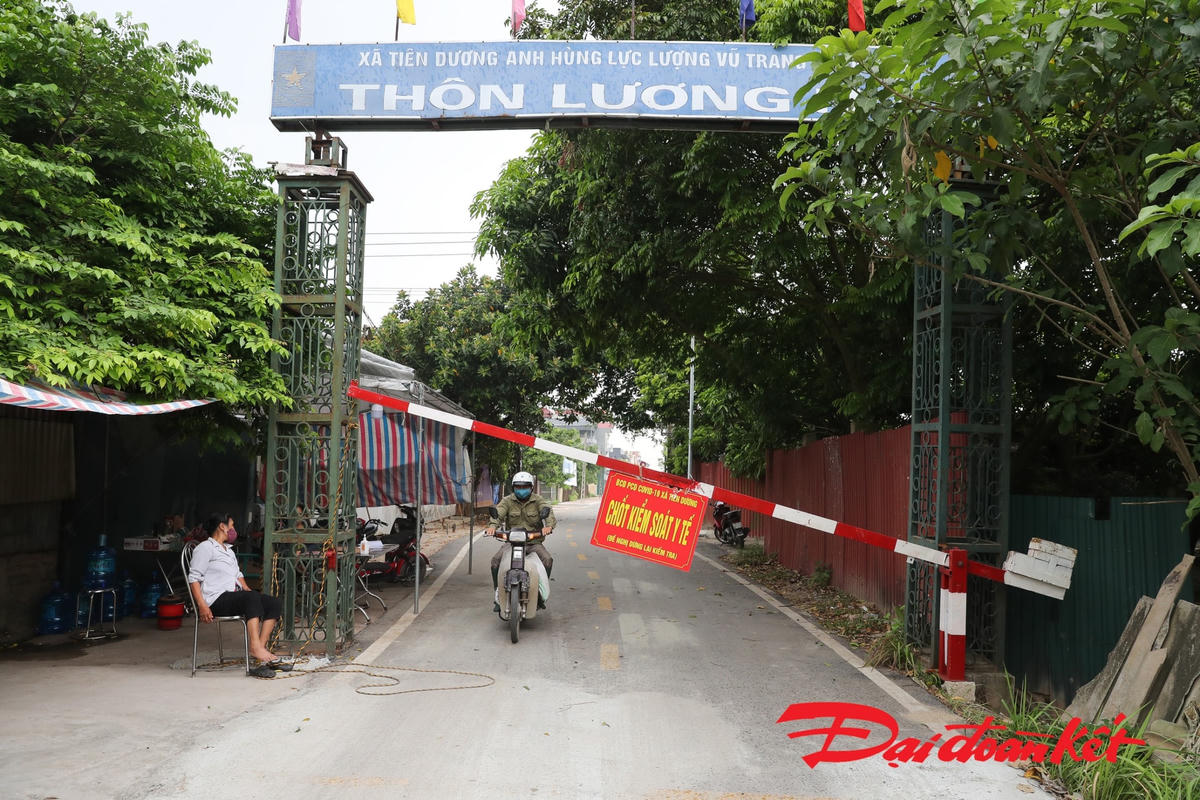 Chốt kiểm soát y tế tại thôn Lương Nỗ, xã Tiên Dương, huyện Đông Anh. Ảnh: Quang Vinh.