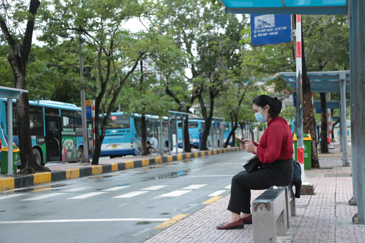 Theo đó Sở GTVT Hà Nội, sẽ cho phép xe buýt hoạt động từ 6h sáng ngày 14/10 với 50% biểu đồ; xe taxi, xe công nghệ dưới 9 chỗ được phép hoạt động với 50% số lượng phương tiện được Sở cấp phù hiệu còn hiệu lực.