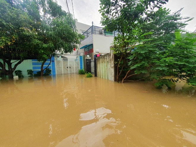 Nước ngập sâu khiến nhiều khu vực ven sông Cái, TP Nha Trang bị cô lập. Ảnh: Thanh niên.