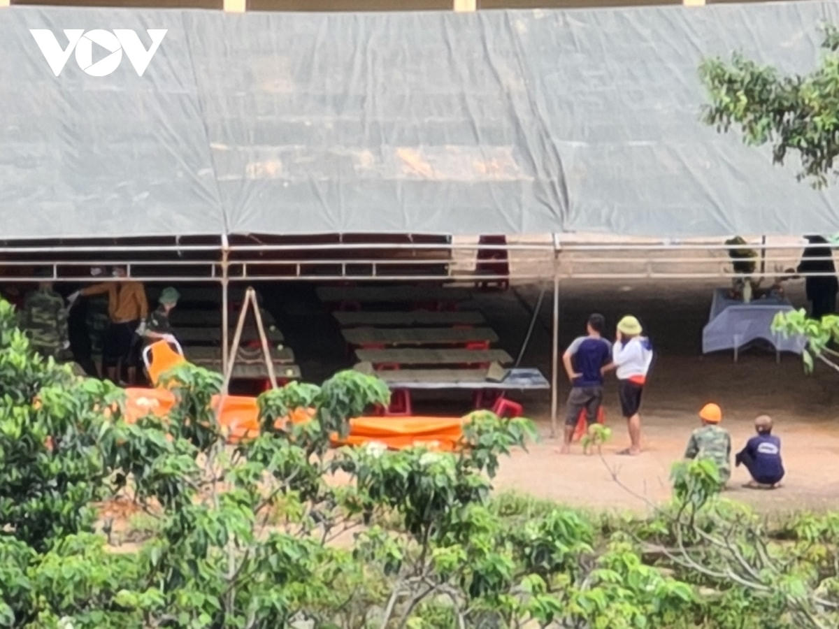 Chuẩn bị chu đáo nơi bảo quản thi thể trong điều kiện mưa lớn ở hiện trường. Ảnh: VOV.