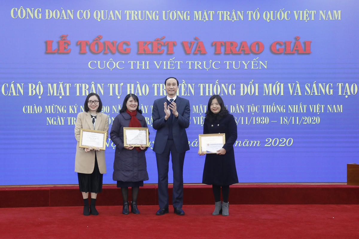 Phó Chủ tịch Phùng Khánh Tài trao thưởng cho các tác giả đạt giải.