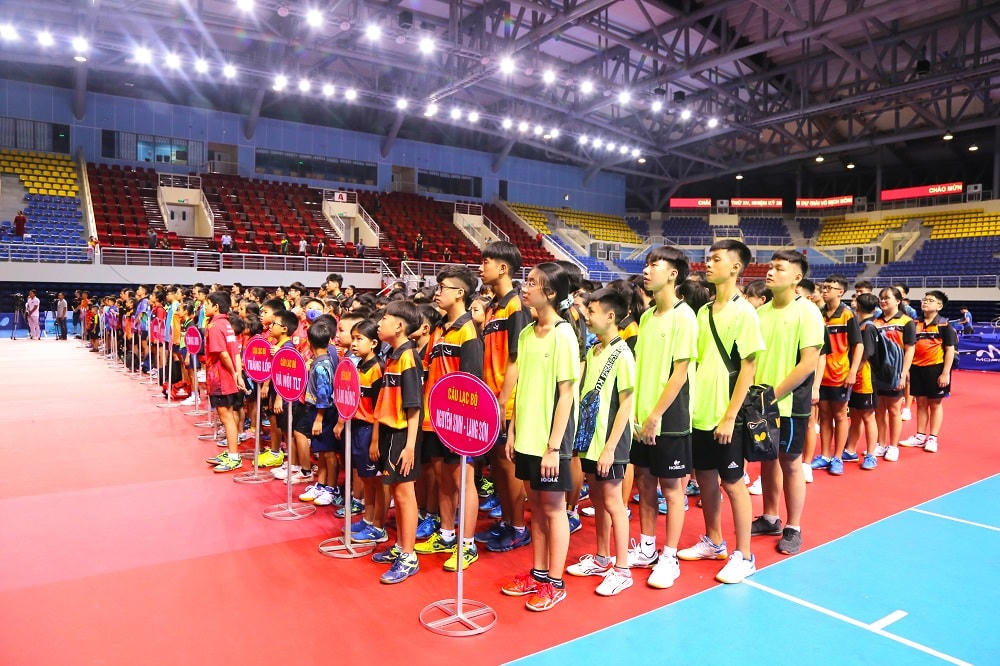 Ban tổ chức, trọng tài, các vận động viên và khán giả đứng nghiêm trang làm lễ chào cờ.