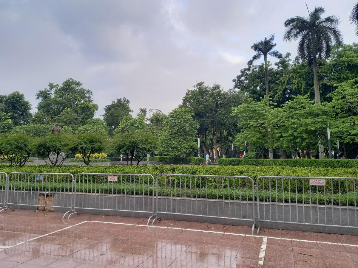 Hà Nội: Bất chấp lệnh cấm, người dân vẫn đội mưa tập thể dục