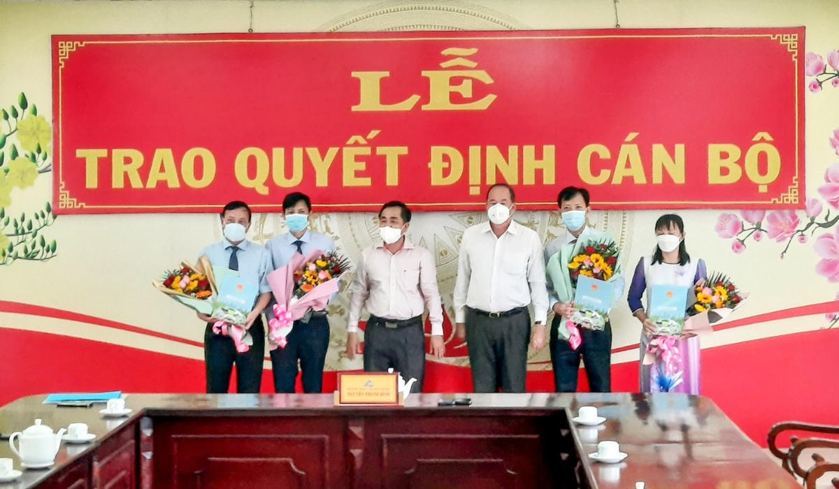 UBND tỉnh An Giang trao quyết định bổ nhiệm, điều động 4 cán bộ.