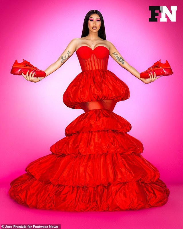 Nữ rapper 28 tuổi Cardi B gần đây đã xuất hiện trên trang bìa tạp chí chuyên về giày dép để quảng bá cho một dòng sản phẩm mới mà cô hợp tác tung ra thị trường.