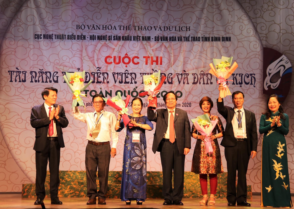 Ban Chỉ đạo Cuộc thi tặng hoa Hội đồng Giám khảo.