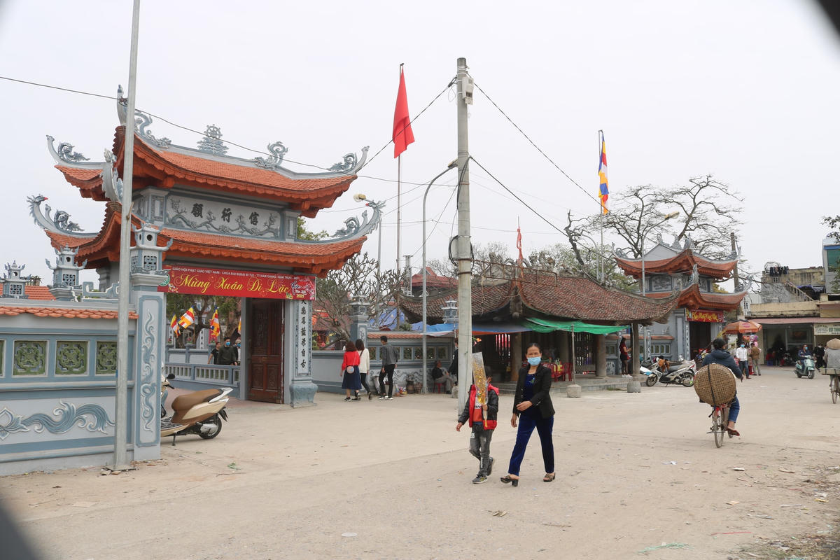Chùa chiền cũng rất vắng vẻ.
