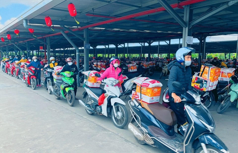 Họ chỉ việc lên xe, mang quà Tết về nhà.