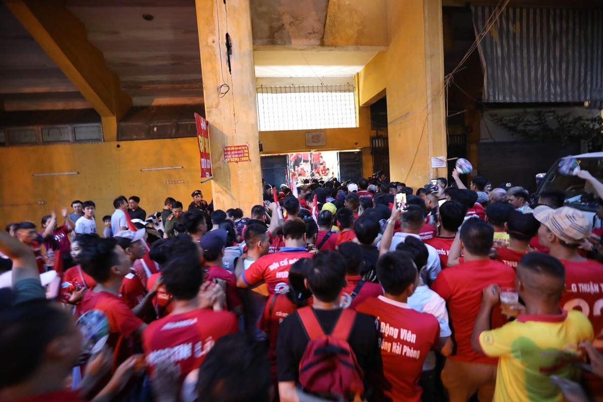 Kháng giả ùn ùn kéo vào sân.