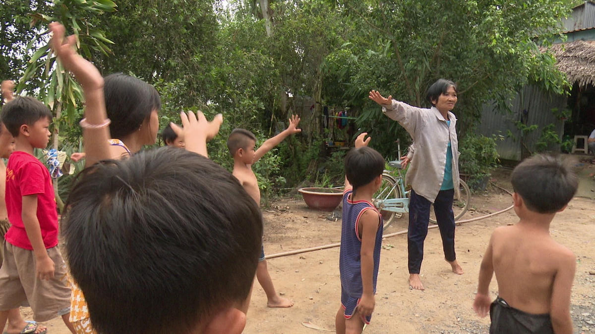 Bà Sáu Thia chuẩn bị một giờ học bơi.