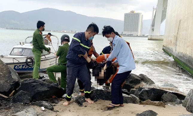 Thi thể ông Ô.V.Th. được lực lượng chức năng tìm thấy ở khu vực nước cạn dưới chân cầu Thuận Phước sáng 8/3.