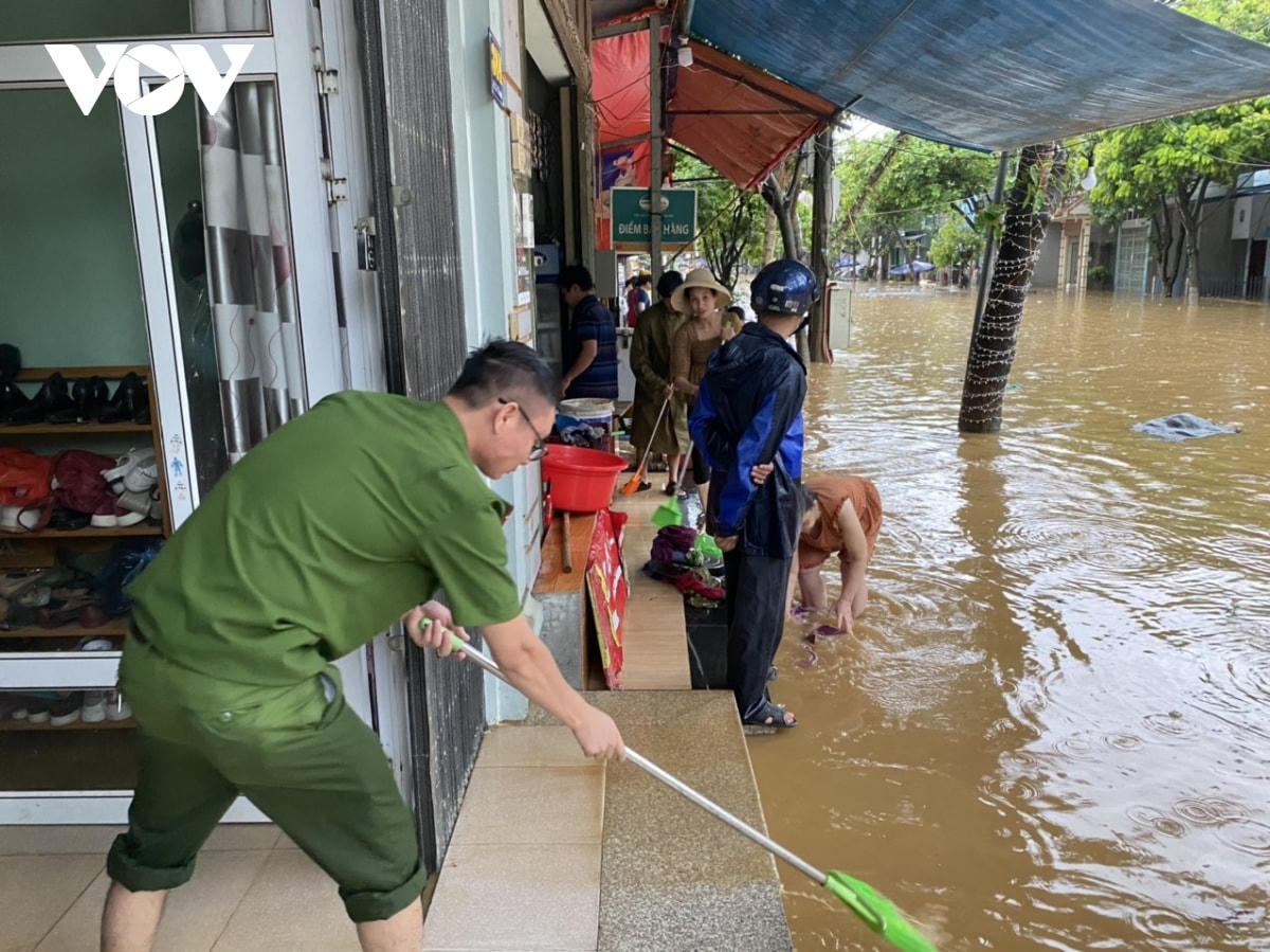 Lực lượng chức năng giúp người dân dọn dẹp nhà cửa. Ảnh: VOV.