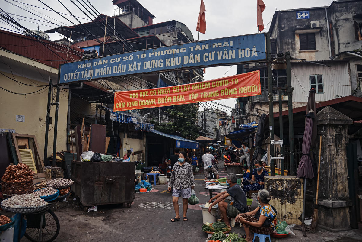 Lối vào chợ tại khu dân cư số 10 phường Tân Mai thường tấp lập "người mua kẻ bán". Trước tình trạng đó, việc kẻ vạch phân luồng tại chợ là một sáng kiến hay giúp hướng dẫn người dân đi chợ nhưng vẫn đảm bảo công tác phòng chống dịch Covid- 19.