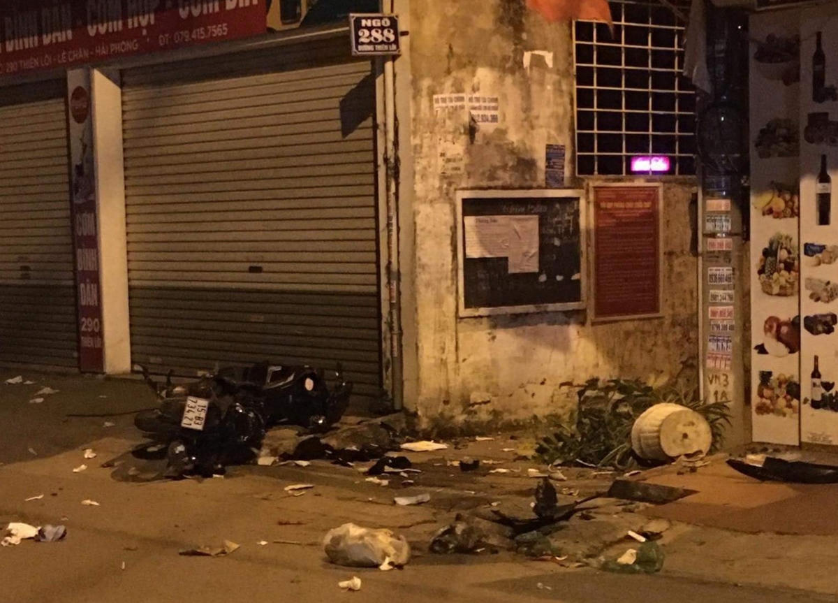 Hiện trường vụ ô tô chèn qua hai người khiến cả hai bị tử vong.