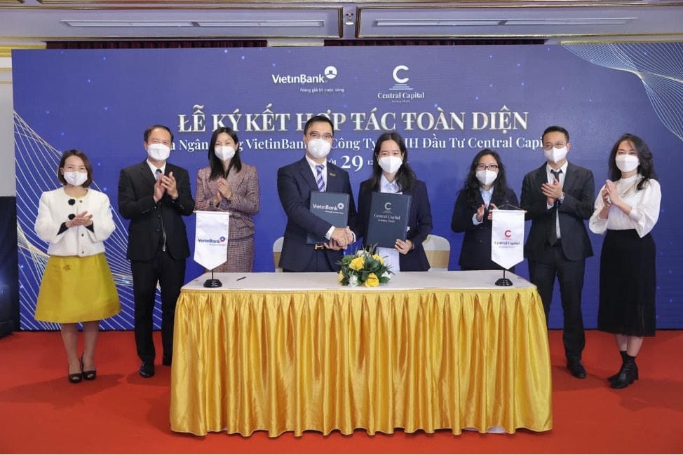 Lễ ký kết hợp tác toàn diện giữa VietinBank và Central Capital.