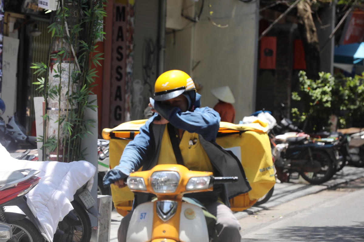 Mưu sinh giữa trời nắng nóng. Ảnh: Quang Vinh.