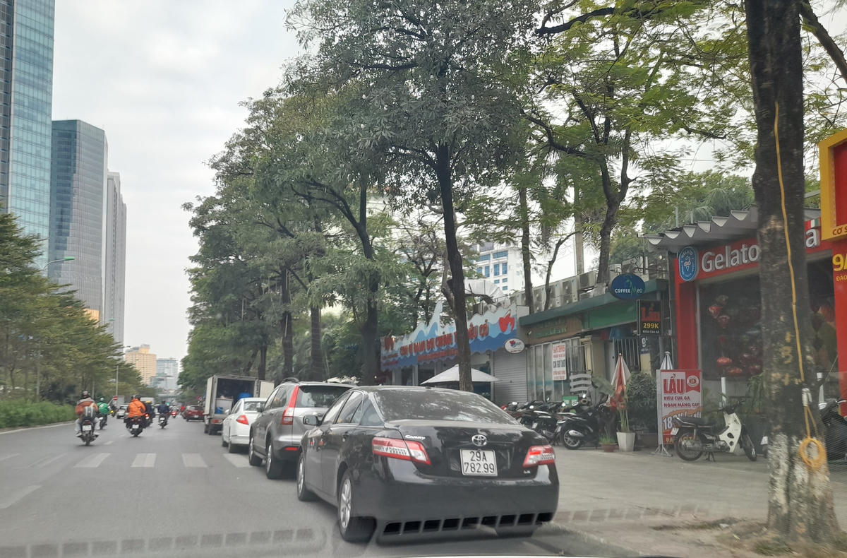 Vỉa hè, lòng đường được hai nhà hàng Thế giới Hải sản và Gà Bảo Ngọc trưng dụng làm bãi đậu xe, gây cản trở giao thông