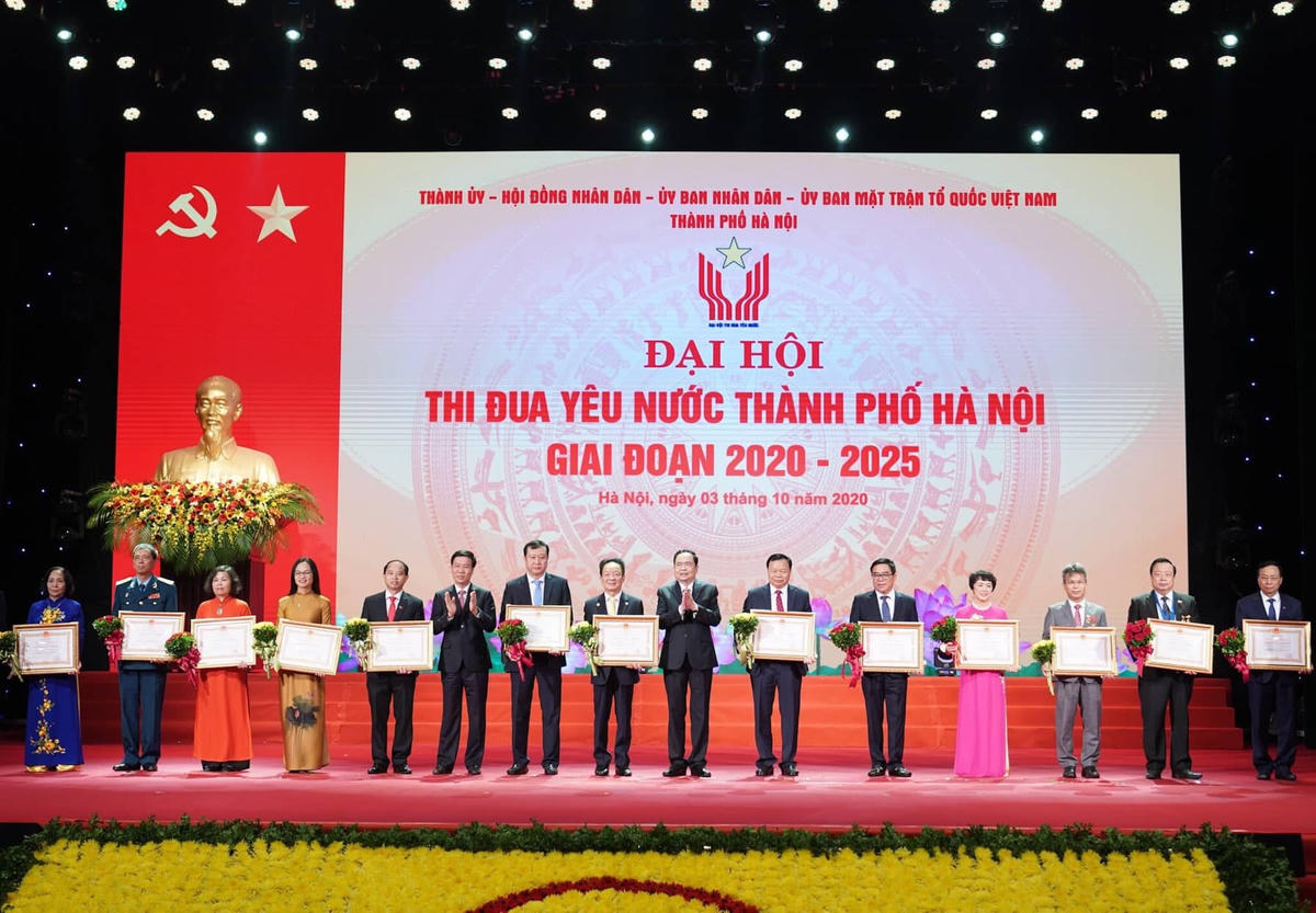 Trưởng ban Tuyên giáo Trung ương Võ Văn Thưởng và Chủ tịch UBTƯ MTTQ Việt Nam Trần Thanh Mẫn trao các phần thưởng cao quý tại đại hội.