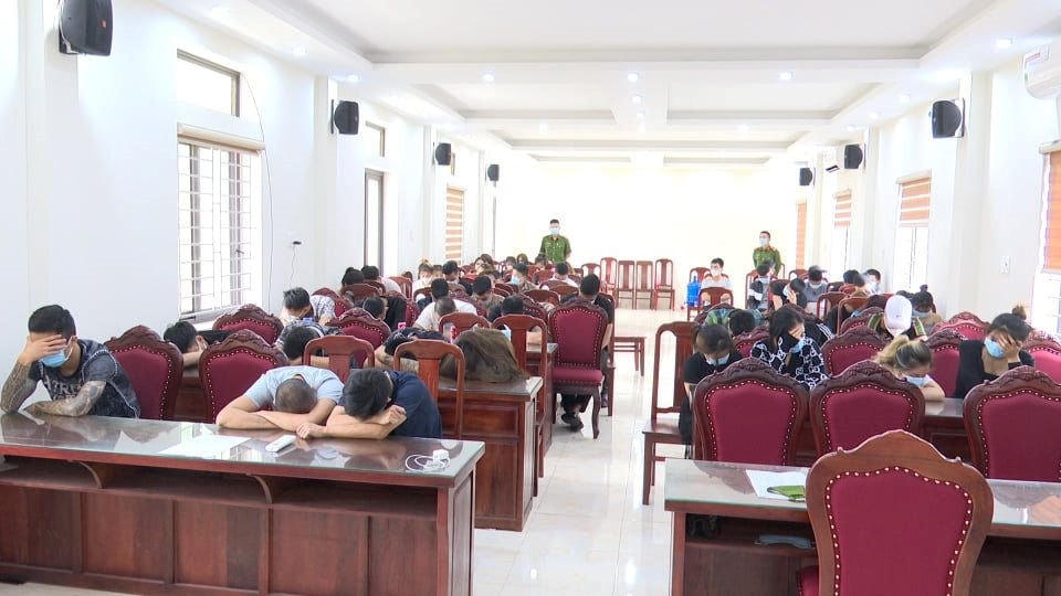 Các đối tượng tại cơ quan Công an huyện Kim Thành (Hải Dương).