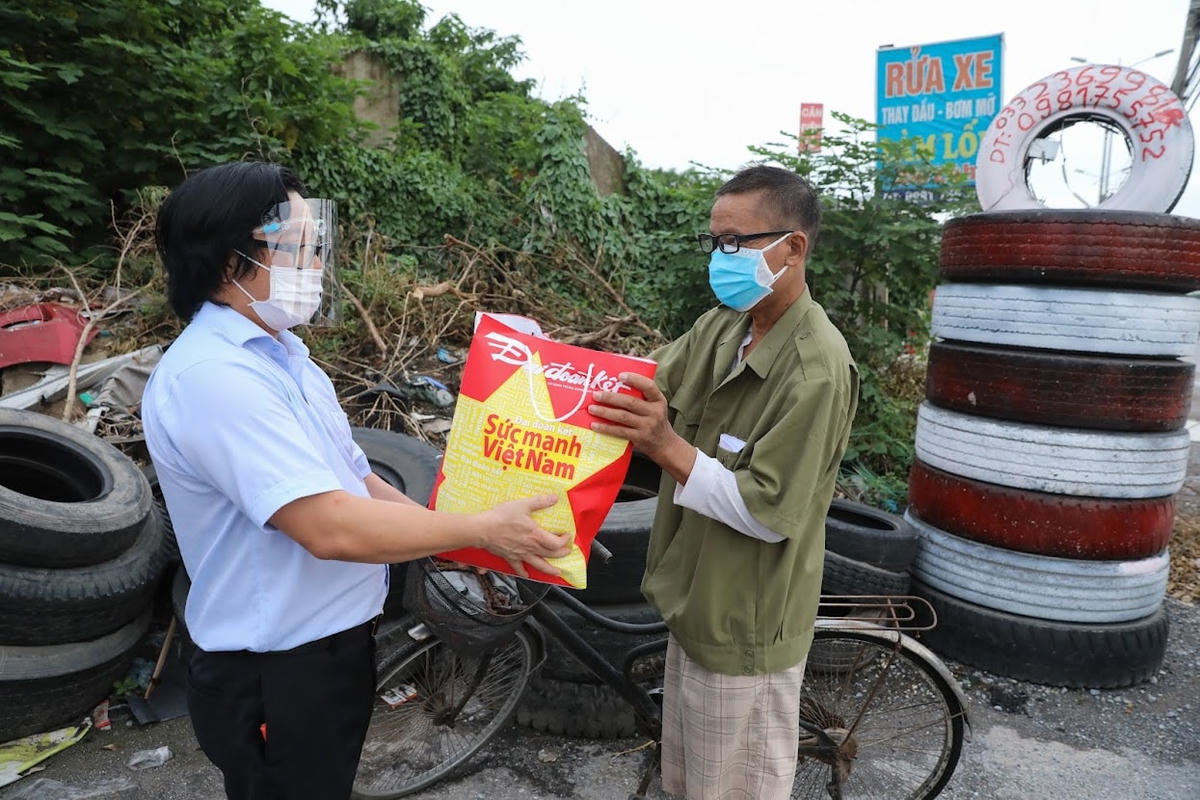 Quyền Tổng Biên tập Báo Đại Đoàn Kết Lê Anh Đạt trao quà hỗ trợ cho người dân có hoàn cảnh khó khăn. 
