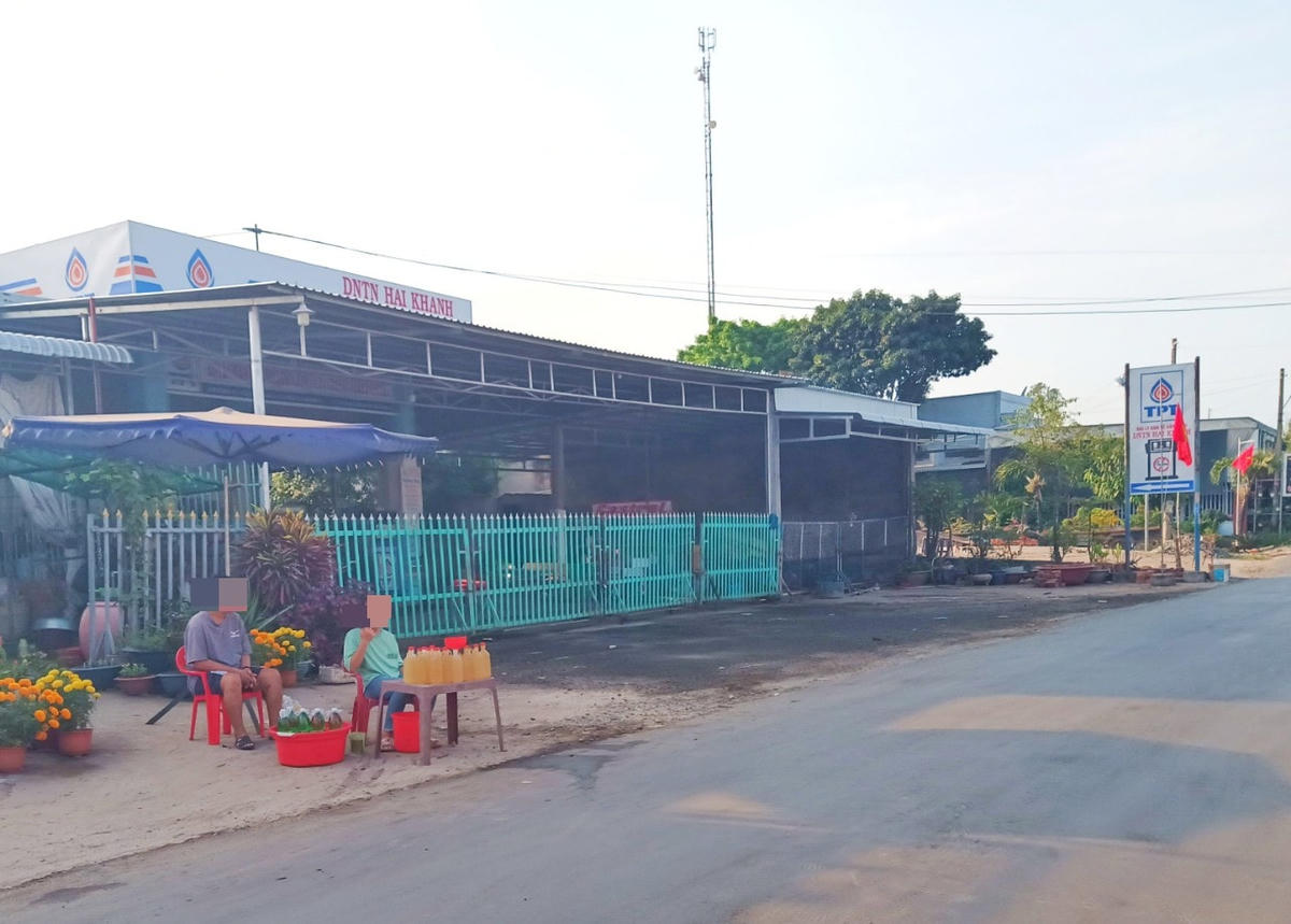 Đại lý bán lẻ xăng dầu DNTN Hai Khanh ngưng hoạt động, người dân nắm bắt nhu cầu đã bán xăng lẻ dọc ven Quốc lộ 91C. Ảnh: Thành Nhân.