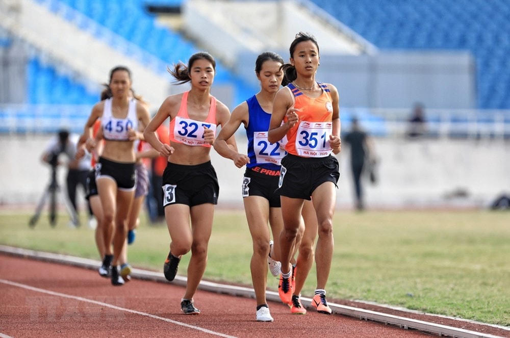 Các vận động viên tranh tài ở nội dung chung kết chạy 1.500 m nữ. (Ảnh: Thành Đạt/TTXVN).
