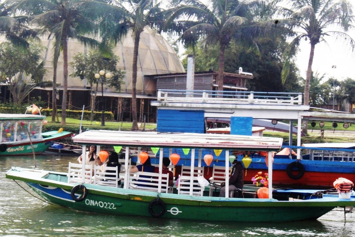 Du khách tham quan ngắm cảnh phố cố bằng thuyền.
