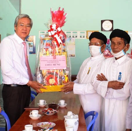 Ông Lê Văn Bình, Chủ tịch Ủy ban MTTQ Việt Nam tỉnh Ninh Thuân thăm, chúc mừng Thánh thất Cao đài Mỹ Hải (Tp. Phan Rang - Tháp Chàm).