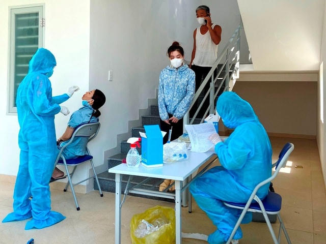 Lấy mẫu để xét nghiệm Covid-19 ở Quảng Nam.  