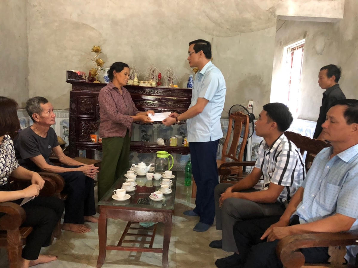 Ông Nguyễn Hải, Chủ tịch Ủy ban MTTQ tỉnh Phú Thọ thăm hỏi và trao tiền hỗ trợ cho gia đình có người bị thiệt mạng ở khu 2 xã Ấm Hạ.