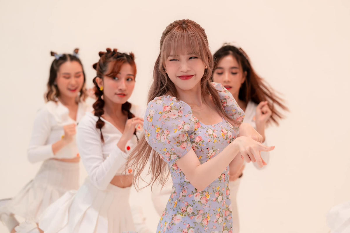 Thiều Bảo Trâm vô cùng xinh đẹp trong hậu trường MV mới: Tóc nâu da trắng má hồng. Nhìn đi đâu đếy, nhìn em đây nài".