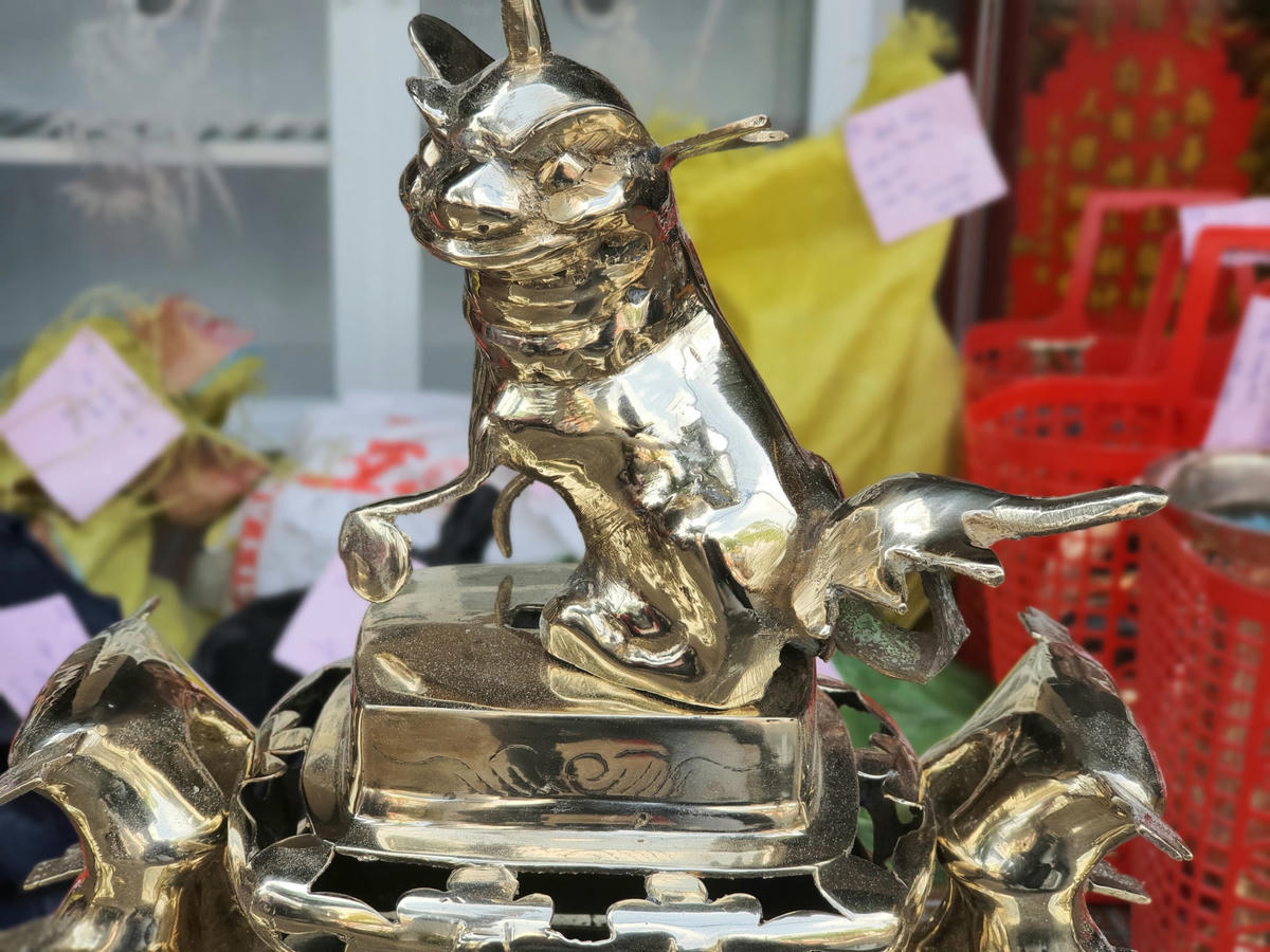 Kỳ lân sau khi được chùi, đánh bóng nhìn rất đẹp.