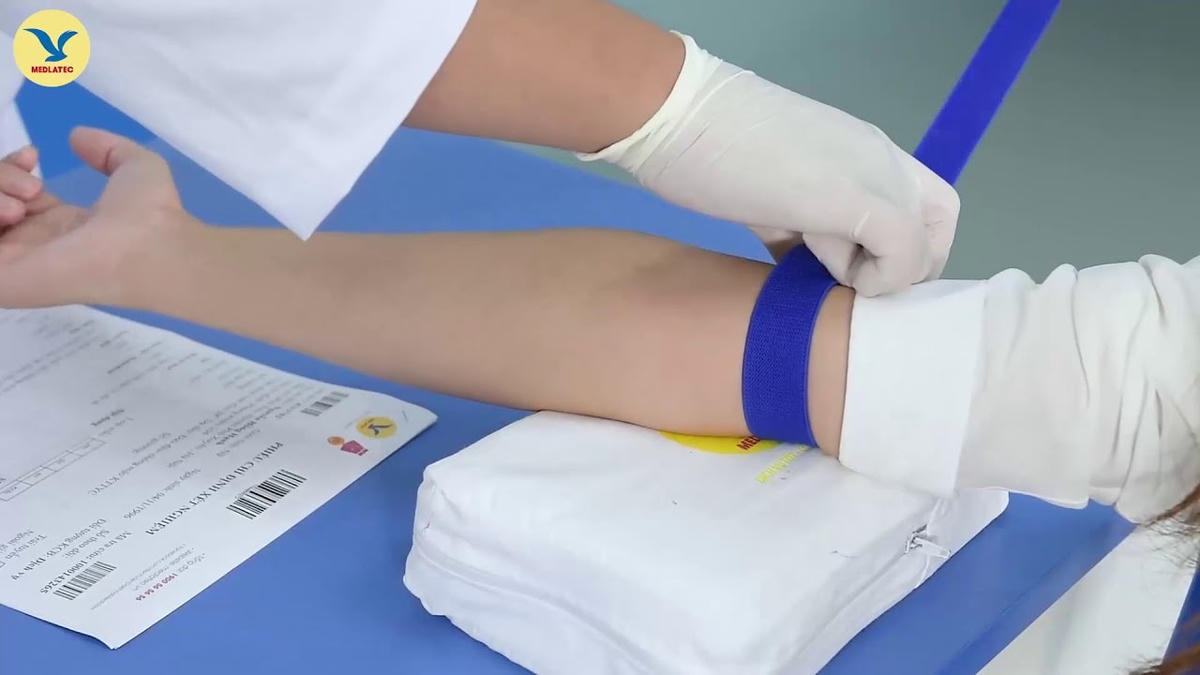 Thêm 3 người nhập cảnh mắc Covid-19, một ông lão xét nghiệm lần 4 mới dương tính