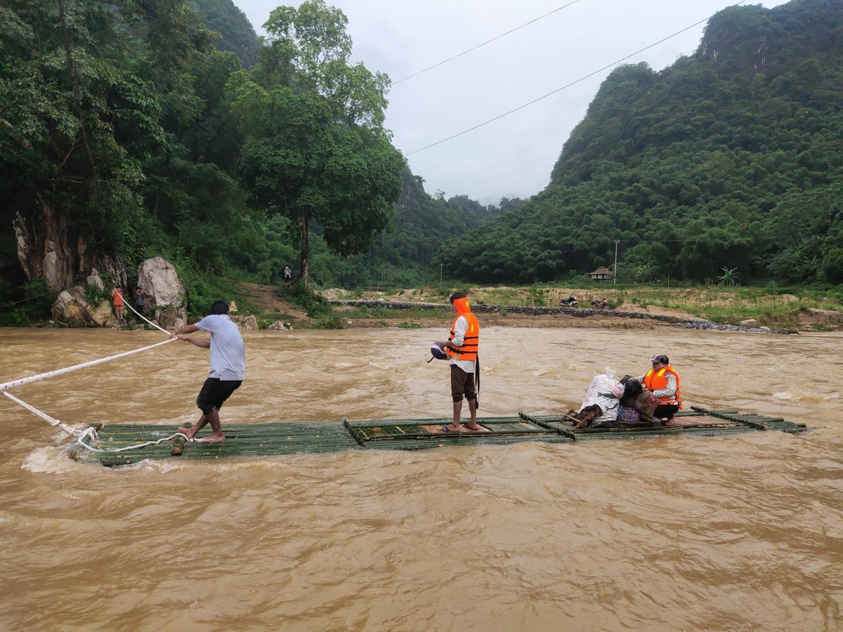 Người dân tự đóng bè luồng vượt sông Luồng.