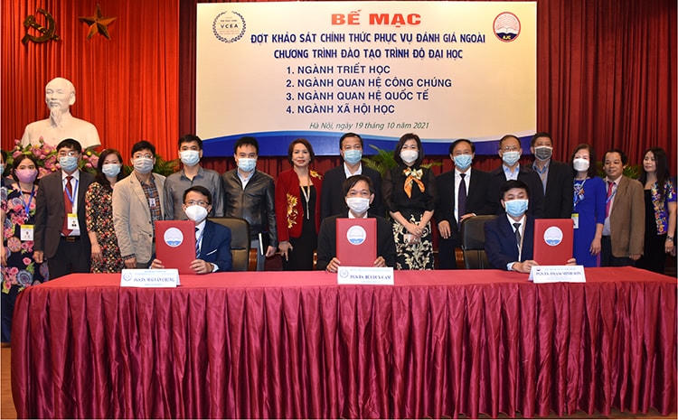 PGS.TS Phạm Minh Sơn, Giám đốc Học viện và PGS.TS Mai Văn Chung, Phó Giám đốc Trung tâm Kiểm định chất lượng giáo dục, Đại học Vinh; PGS.TS Bùi Duy Cam, Trưởng đoàn khảo sát phục vụ đánh giá ngoài 4 chương trình đào tạo trình độ đại học tại Học viện ký kết Biên bản hoàn thành đợt khảo sát chính thức phục vụ đánh giá ngoài 4 chương trình đào tạo trình độ đại học tại Học viện Báo chí và Tuyên truyền.