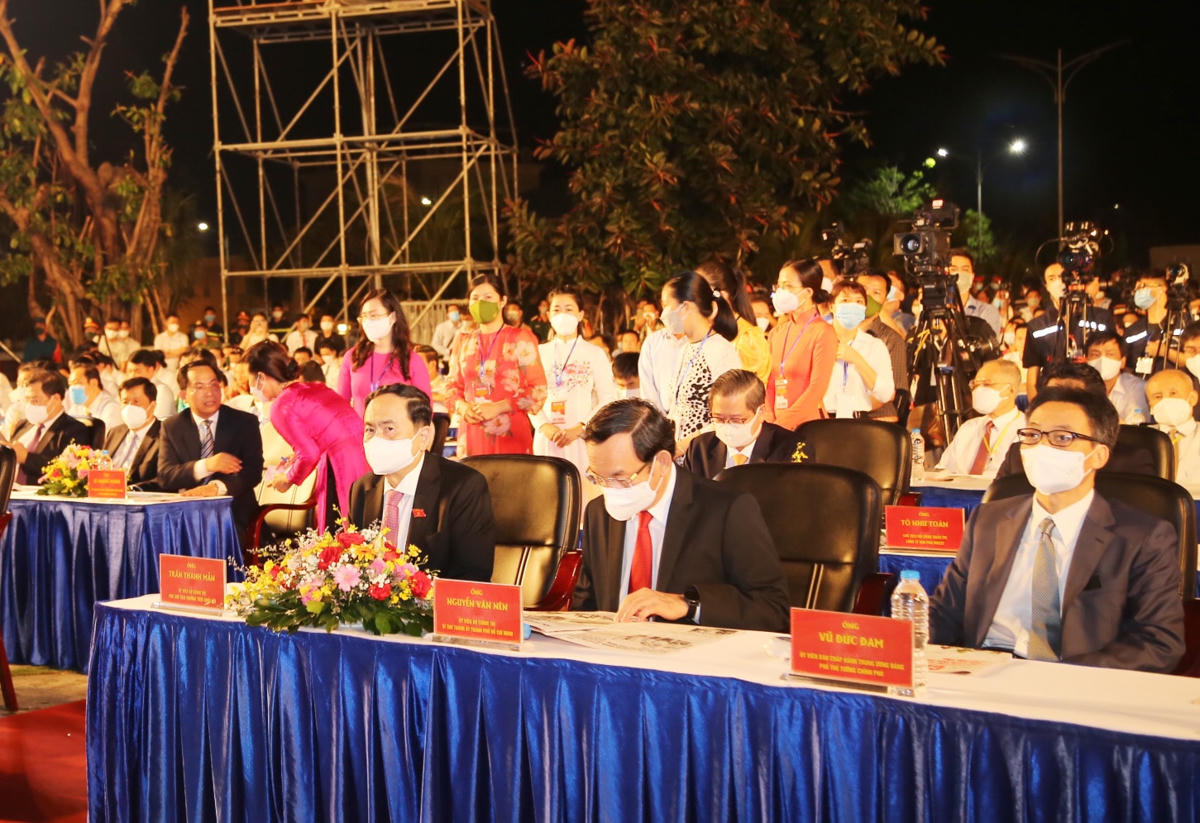 Phó Chủ tịch Thường trực Quốc hội Trần Thanh Mẫn, Bí thư Thành ủy TP HCM Nguyễn Văn Nên, Phó Thủ tướng Vũ Đức Đam dự lễ khánh thành. 