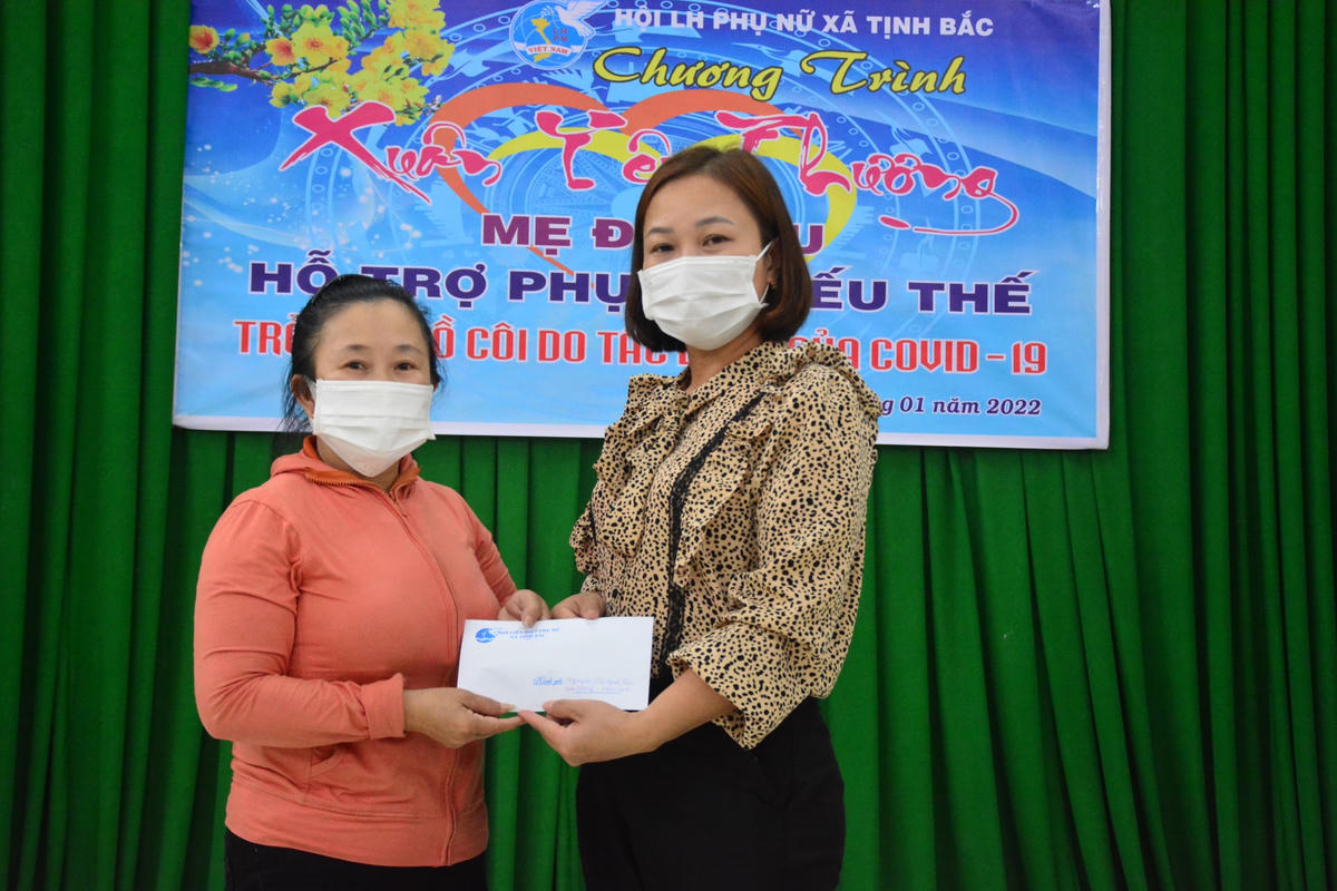 Trao tặng sổ tiết kiệm cho em Nguyễn Lữ Nhật Thống.