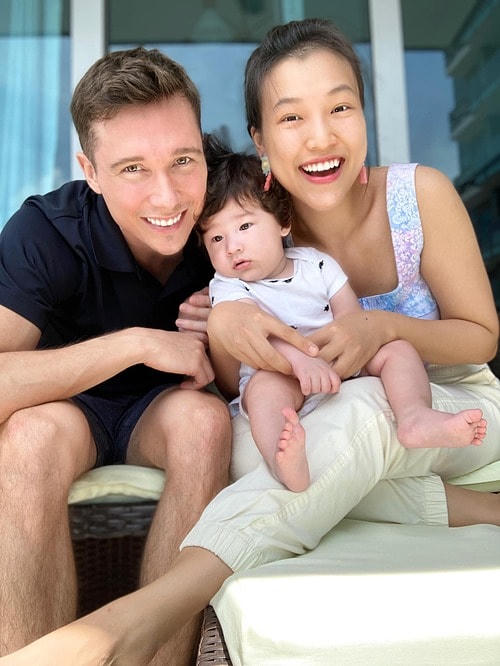 "Thôi ba mẹ ơi con ko thích chụp hình đâu", MC Hoàng Oanh hài hước bình luận về biểu cảm của con trai.