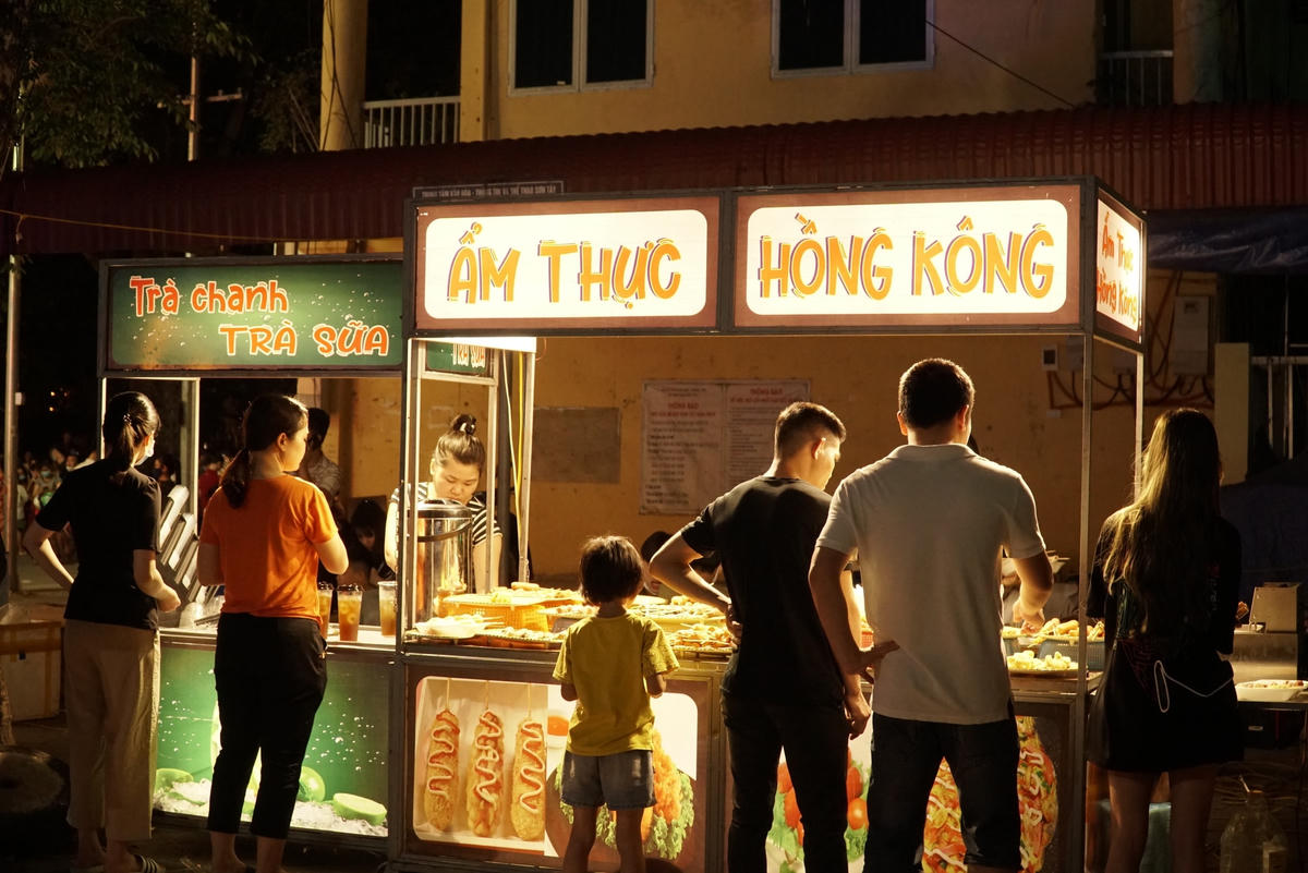  Để thuận tiện cho người dân tới vui chơi giải trí dịp cuối tuần, phố đi bộ thị xã Sơn Tây tổ chức nhiều sự kiện văn hóa, vui chơi, nghệ thuật đường phố… kết hợp với các gian hàng ẩm thực.