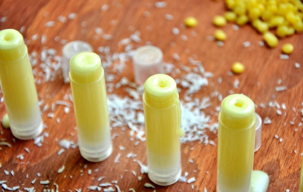 Dưỡng môi bằng dầu dừa sẽ giúp bạn sở hữu một đôi môi căng mọng, tràn đầy sức sống.