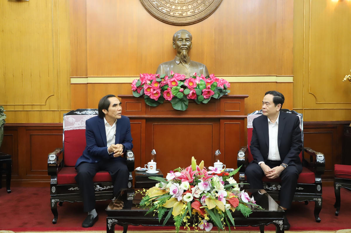 Chủ tịch Trần Thanh Mẫn trao đổi cùng ông Nguyễn Văn Trung, Thứ trưởng Bộ Kế hoạch và Đầu tư.