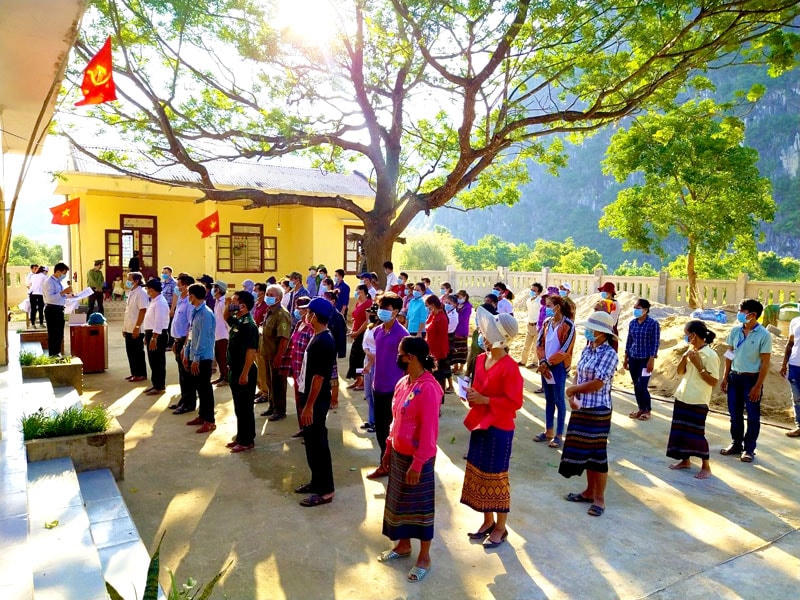 Để phòng chống dịch, lần đầu tiên cử tri vùng sâu Quảng Bình đi bỏ phiếu giãn cách, ai cũng nghiêm chỉnh chấp hành. Ảnh: Báo Nhân Dân  