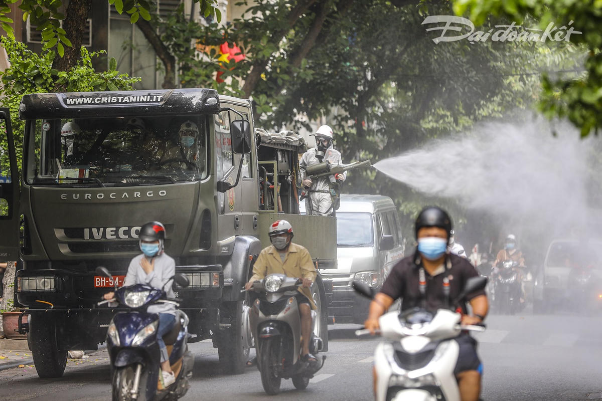 Các xe đặc chủng tiến hành phun khử khuẩn trên các tuyến đường theo đúng kế hoạch. Ảnh: Quang Vinh.