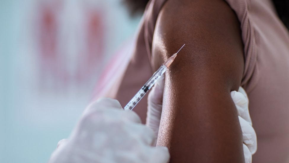 Tiêm vaccine là một cách đơn giản nhất, rẻ tiền nhất và hiệu quả nhất mà con người đã từng phát minh ra để chống lại bệnh tật. Ảnh minh họa: BBC.