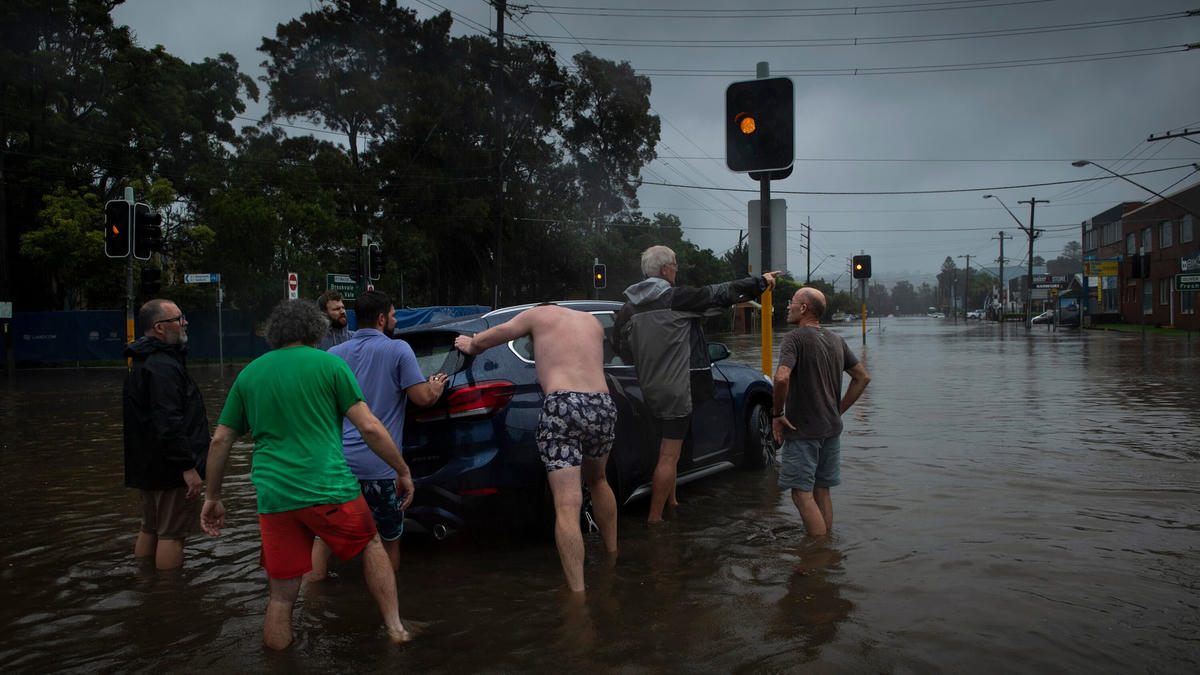 Người dân cùng nhau tự chống chọi trước trận lũ lụt tại Australia. Ảnh: NY Times.