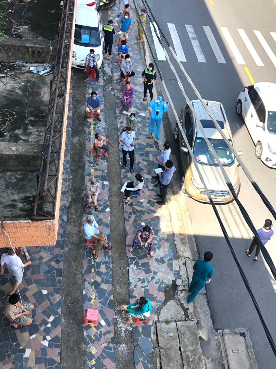 Người dân khu phố 4, phường Quyết Thắng, TP Biên Hoà đợi đến 9h30 sáng nhưng chưa được lấy mẫu xét nghiệm.