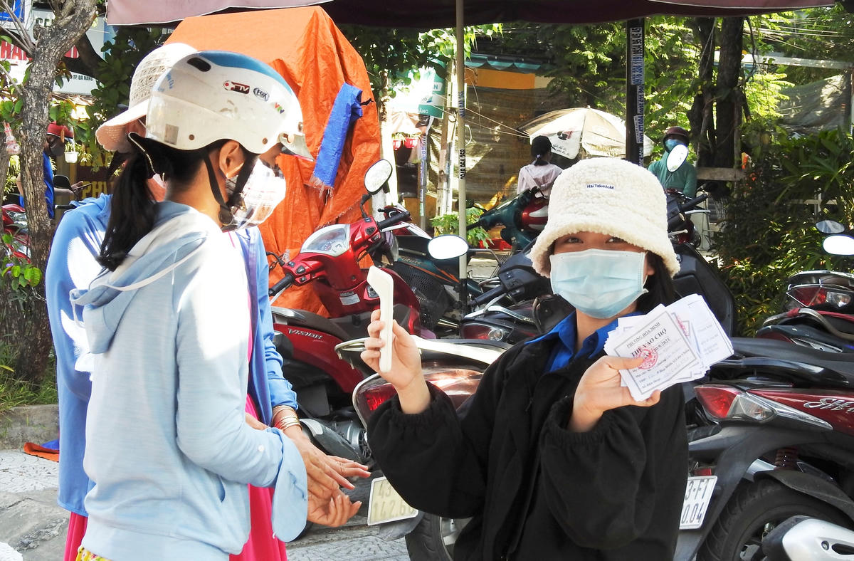 Thẻ đi chợ của các hộ dân đi chợ tự phát ở đường Kinh Dương Vương, phường Hòa Minh, quận Liên Chiểu (Đà Nẵng) sáng 9/5.