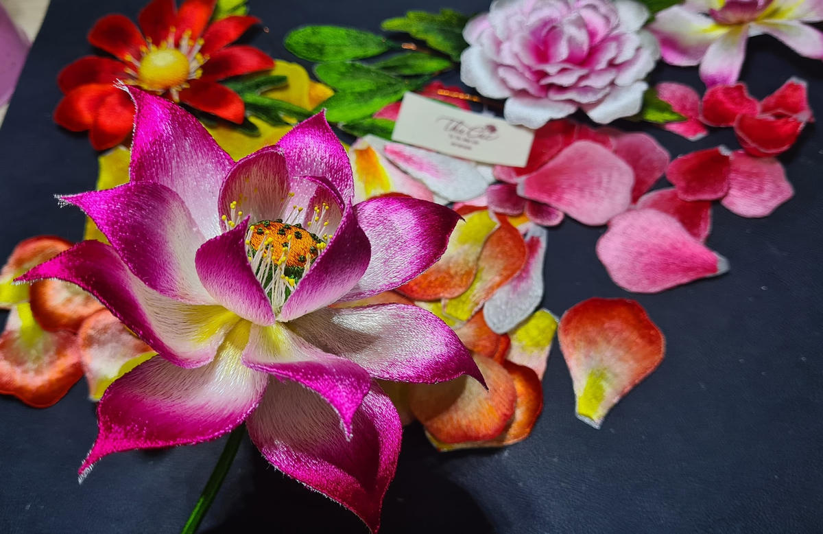 Bông hoa sen thêu bằng tay tinh xảo, hút mắt người xem. 