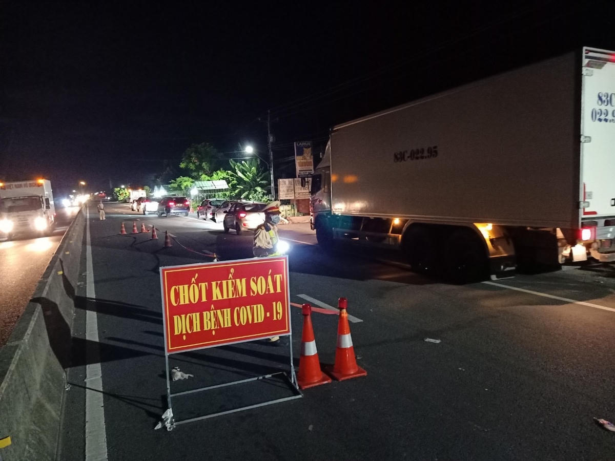 Mọi người không được ra đường từ 20h đêm hôm trước đến 4h sáng hôm sau trừ một số lực lượng thực hiện nhiệm vụ đặc biệt, khẩn cấp.