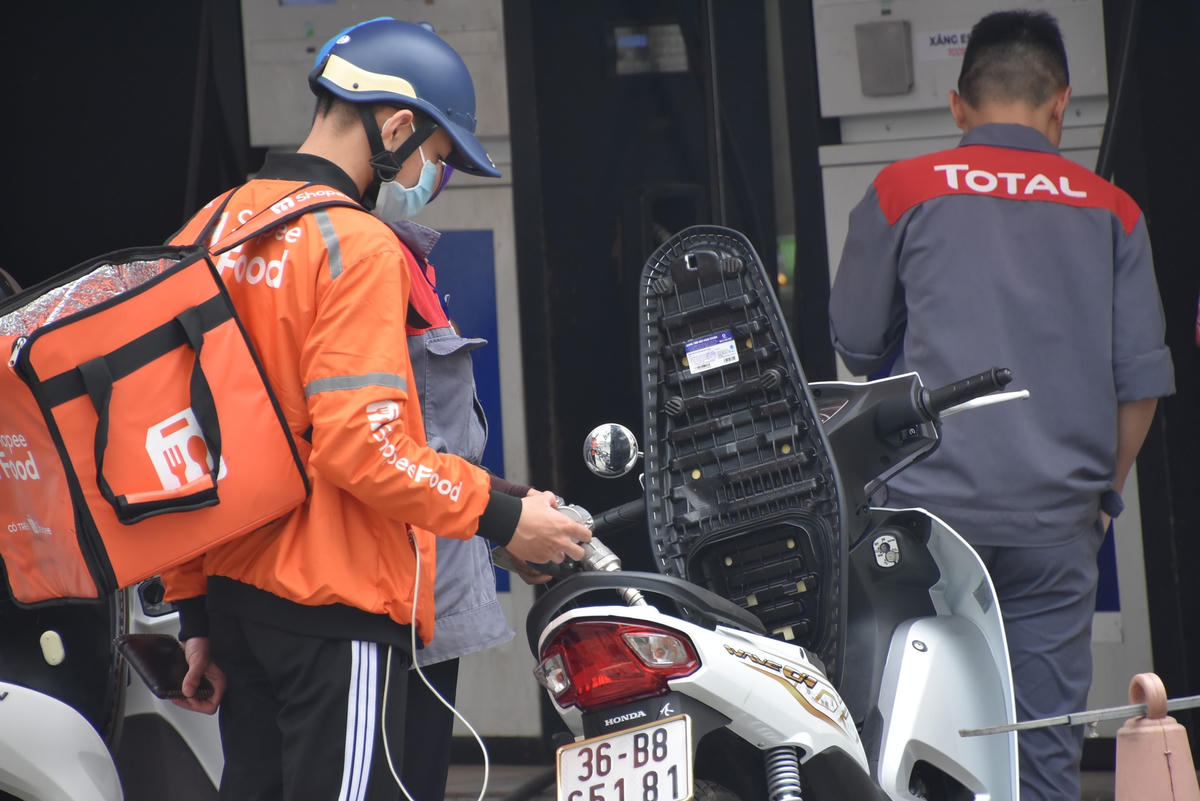 Một shipper chia sẻ: "Giá xăng dầu liên tục tăng ảnh hưởng khá nhiều đến thu nhập của tôi. Với đặc thù di chuyển nhiều, trung bình một ngày tôi có thể phải đổ đến 2 bình xăng". 